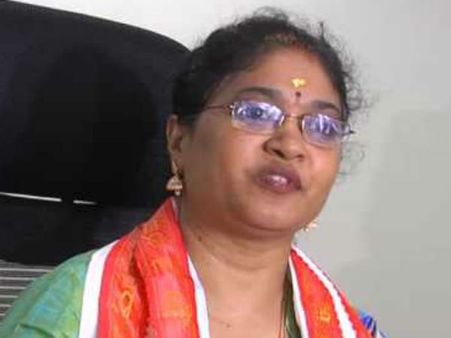 దుర్గ గుడిలో వంద గ్రూప్‌లు, ఎందుకు టార్గెట్ చేస్తున్నారో, వేటు తెలియదు: ఈవో సూర్యకుమారి