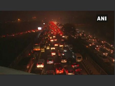 న్యూ ఇయర్ ఎఫెక్ట్: ఢిల్లీలో భారీగా స్తంభించిన ట్రాఫిక్