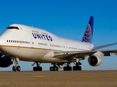 విమానం బాత్రూంలను గబ్బులేపాడు: ఫ్లైట్ మళ్లింపు, దించేశారు