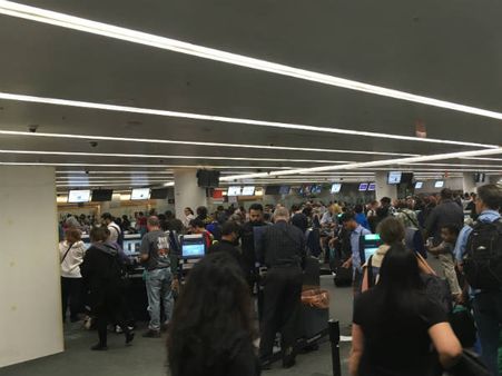 పనిచేయని కంప్యూటర్లు: 2 గంటల పాటు ఎయిర్‌పోర్టుల్లో ప్రయాణీకుల నిరీక్షణ