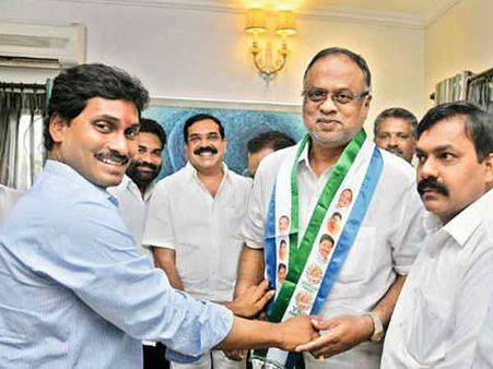 వేమిరెడ్డి ప్రభాకర్ రెడ్డి చేరికతో వైసిపికి లాభమేంటి?...టిడిపికి నష్టమేంటి?