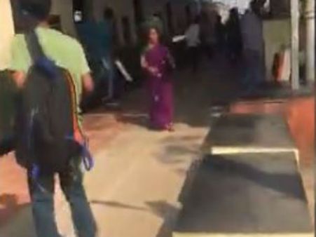 రైల్వే స్టేషన్లో కలకలం: కత్తులతో దాడులు చేసుకున్న విద్యార్థులు