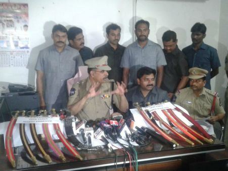 ఆన్‌లైన్‌లో మారణాయుధాల కొనుగోలు: 12మంది అరెస్ట్