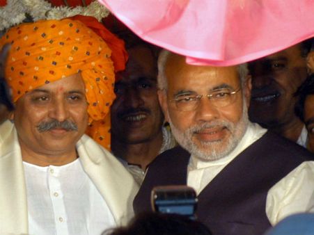 రామాలయం-యోగి ఆదిత్యనాథ్.. ఇదీ విషయం!: టార్గెట్ మోడీ, తొగాడియా పుస్తకంతో చుక్కలు!!