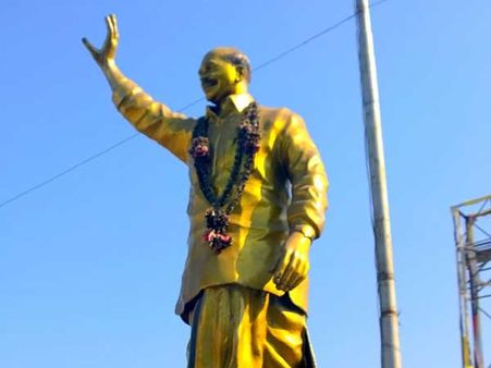 గురజాల లో వైఎస్సార్ విగ్రహానికి నిప్పు పెట్టిన దుండగులు
