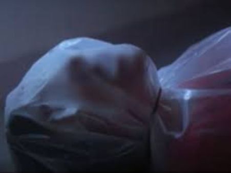 ఘోరం: రూ.లక్ష తిరిగివ్వమన్నందుకు మహిళను ముక్కలు చేసి సూట్ కేసులో కుక్కాడు