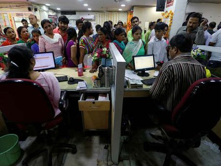 ఎపిలో బ్యాంకులు,ఎటిఎంల్లో నో కరెన్సీ...క్యాష్ కోసం జనాల కటకట