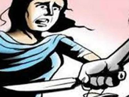 విద్యార్థినిపై ప్రేమోన్మాది దాడి! కత్తితో ఛాతిపై, కడుపులో పొడిచి..