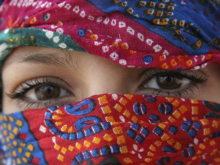 బంగ్లాదేశ్ టు హైదరాబాద్: అమ్మాయిల అక్రమ రవాణా, బానిస కూలీలుగా, మసాజ్ పార్లర్లలో, వ్యభిచారం!