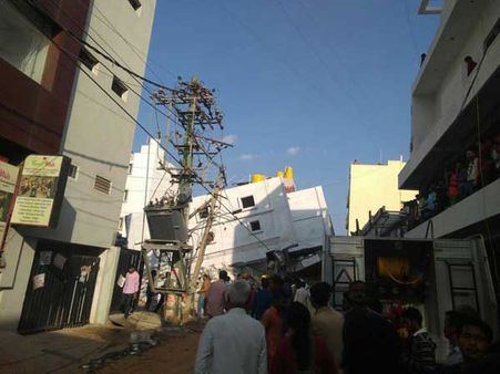 బెంగళూరులో కుప్పకూలిన ఐదు అంతస్తుల భవనం, ముగ్గురి మృతి, ఆంధ్రా కాంట్రాక్టర్!