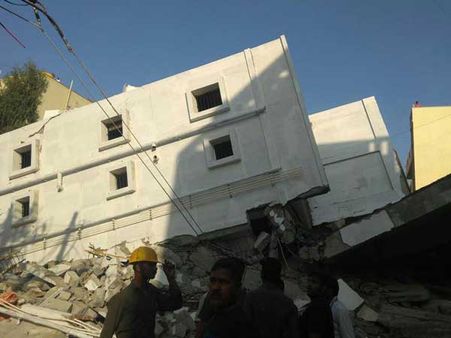 బెంగళూరులో కుప్పకూలిన భవనం, స్కూటర్ లో వెలుతుంటే, అత్యాశతో, ప్రాణాలు !