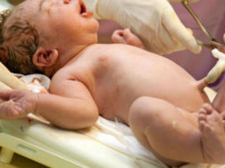 తల్లేనా?: ఏడుస్తోందని రోజుల పసికందును చెత్తబుట్టలో పడేసింది, మృతి