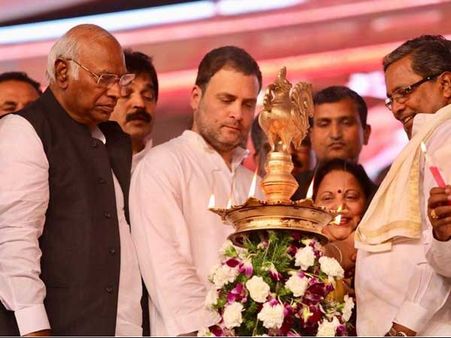 హంపిలో ప్రసిద్ది చెందిన విరుపాక్షేశ్వరుడి దర్శనానికి వెళ్లని రాహుల్ గాంధీ, మూడనమ్మకం!