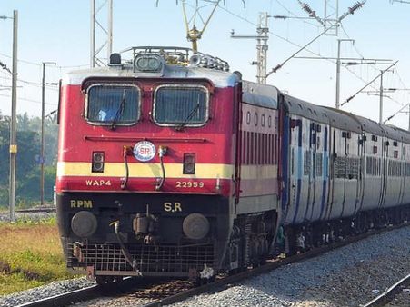 మద్యంమత్తులో సిఆర్పిఎఫ్ కానిస్టేబుళ్లు హల్ చల్:మహిళలు,లేడీ కానిస్టేబుల్ కు వేధింపులు..టీసీలపై దాడి..