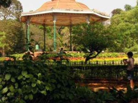 బెంగళూరులో పట్టపగలు పార్క్ లో మహిళను ఎత్తుకెళ్లాడు, పొదలచాటులో, చివరికి!