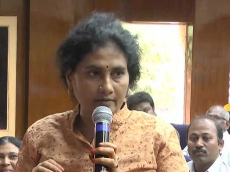 ట్రాఫిక్‌ను చేసినట్లే పోర్న్‌ను చేయండి: రామ్ గోపాల్ వర్మపై స్త్రీల నిరసన