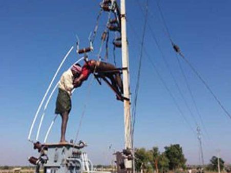 కరెంట్ తీగలపై కష్టజీవి బలి:విద్యుత్ శాఖ నిర్లక్ష్యానికి నిలువెత్తు నిదర్శనం ఇది...
