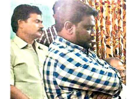 నిరుద్యోగులకు టోకరా;రూ.కోటికి పైగా వసూలు;నిందితులు మామాఅల్లుళ్లు...ప్రభుత్వ ఉద్యోగులు కూడా