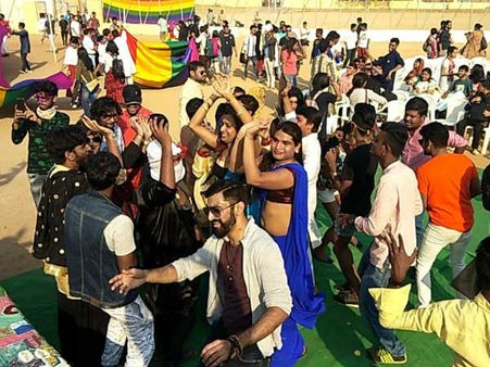 తెల్లారేసరికి కుప్పలు కుప్పలు కండోమ్స్: 'రెడ్ లైట్'లా మారుస్తున్నారని ఫిర్యాదులు..