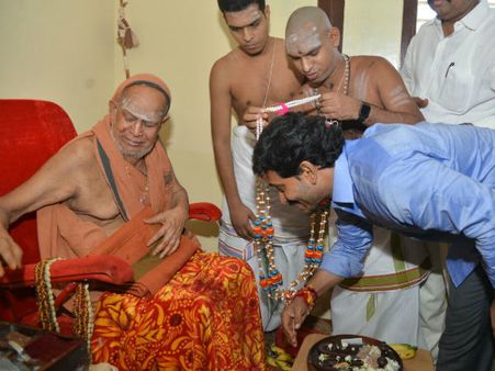 టాక్: జయేంద్ర సరస్వతి మిస్సింగ్ మిస్టరీయే, జగన్‌తో ఫొటోలు హల్‌చల్