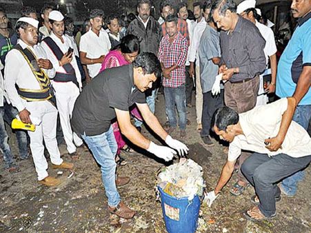 చీపురుతో ఊడ్చి...చెత్త ఎత్తేసిన జాయింట్ కలెక్టర్:స్వచ్ఛభారత్ కాదు...సమస్య పరిష్కారం