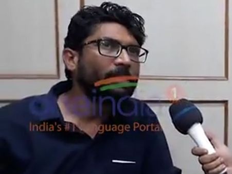 జిగ్నేష్‌ని అడ్డుకున్న పోలీసులు: ఎమ్మెల్యే, పోలీస్ అధికారుల మధ్య తీవ్ర వాగ్వాదం