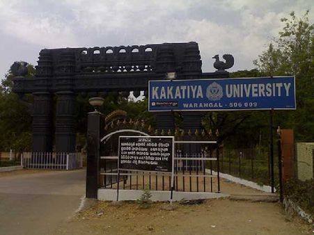 కాకతీయ యూనివర్సిటీలో చొక్కాలు పట్టుకొని విద్యార్థుల బాహాబాహీ