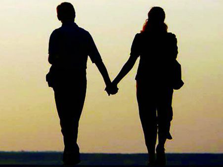 ముక్కోణపు ప్రేమకథ, ప్రేమికుల రోజు పంచాయితీ, ప్రియుడు ఫినిష్, ఎస్కేప్, యువతి!