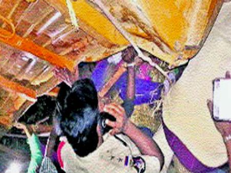 సెల్‌ఫోనే చంపేసింది:లారీ బోల్తా...నలుగురు మృతి,20మందికి గాయాలు