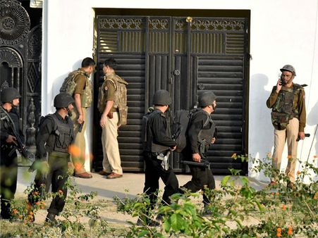 సంచలనం: యూపీలో 48 గంటల్లో 15 ఎన్‌కౌంటర్లు! ఒక గ్యాంగ్‌స్టర్ హతం.. మరో 24 మంది అరెస్ట్