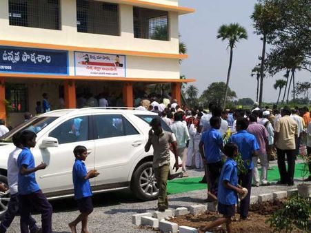 బుర్రిపాలెం గ్రామంలో పాఠశాల భవనం కట్టించిన మహేష్ బాబు, పేరు ఇది