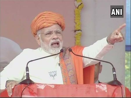 కమిషన్ ప్రభుత్వం కావాలా, నిధులిస్తే ఢిల్లీలోని ఆ పార్టీ పెద్దలకు పంచేశారు, మోడీ ఫైర్!