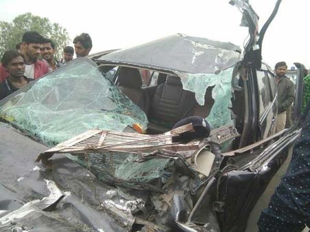 కారు బోల్తా: ప్రధాని మోడీ సతీమణి జశోదాబెన్‌కు గాయాలు