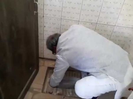 చేతులు పెట్టి మరీ స్కూల్ టాయిలెట్ క్లీన్ చేసిన బీజేపీ ఎంపీ (వీడియో)