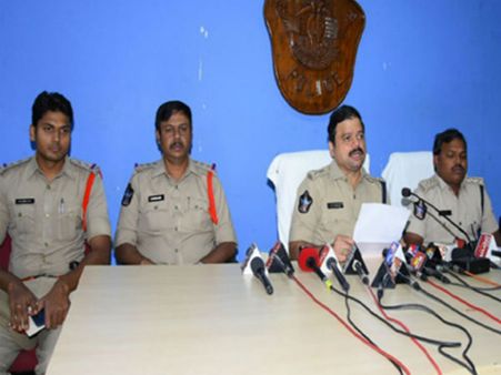 మట్కా ముఠా గుట్టు రట్టు...భారీ మొత్తంలో నగదు, గంజాయి స్వాధీనం