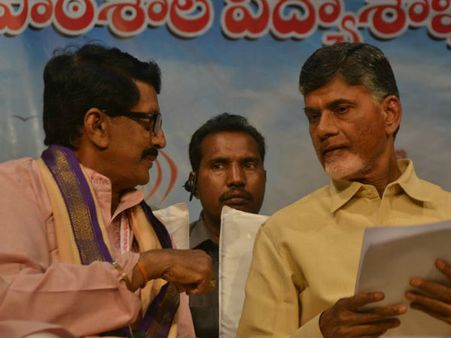 కనుసైగ చేస్తే: మురళీ మోహన్ సంచలనం, తొందరపడడని జేసీ, బాబుకు అమిత్ షా ఫోన్?