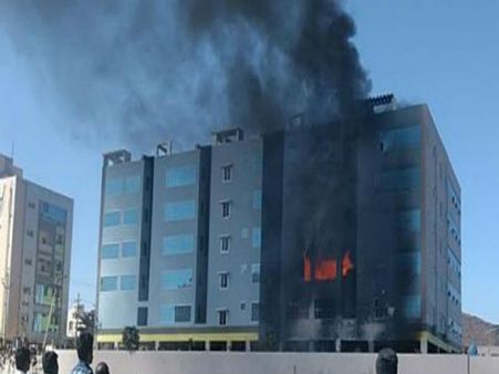 మంగళగిరి ఎన్నార్టీ ఐటీ పార్కులో అగ్నిప్రమాదం:ఘటనపై అనుమానాలు