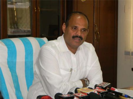 మోడీ పేరు ఎత్తాలంటే బాబుకు భయం, నాలుగేళ్లు చూస్తూ కూర్చున్నారు: పార్థసారధి, ధర్మాన ధ్వజం