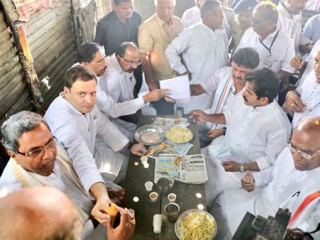 రోడ్డు పక్కన కారం కారంగా మిరపకాయ బజ్జీలు తిని టీ తాగిన రాహుల్ గాంధీ, రూ. 2 వేలు!