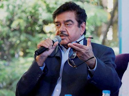 థ్యాంక్ గాడ్, ప్యూన్‌ను వదిలేశారు: పిఎన్బీ స్కామ్‌పై మోడీ మీద శతృఘ్న