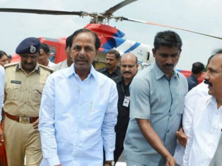 కెసిఆర్ ప్రయాణిస్తున్న హెలికాప్టర్‌లో పొగలు, ఏం జరిగిందంటే?