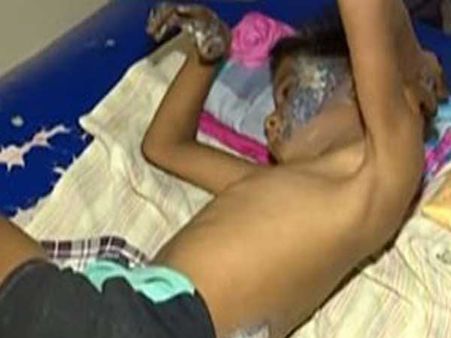 ప్రియుడి కోసం మరో గృహిణి ఘాతుకం...కన్న కొడుకుకు చిత్రహింసలు...