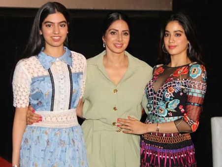 శ్రీదేవి హత్య!: 'స్వామీ! ఇక తగ్గు', తల్లి చివరి చూపు కోసం కూతుళ్లు వెయిటింగ్, ఇంటి వద్ద భద్రత