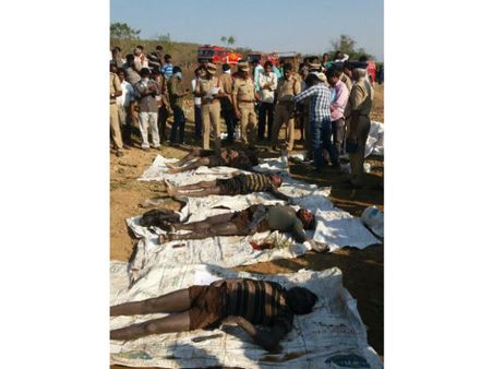 ఒంటిమిట్ట చెరువులో ఐదు మృతదేహలు: ఎర్రచందనం కూలీలే