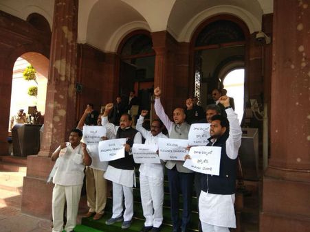 లోకసభలో ఎంపీల 'గోవిందా.. గోవిందా': ఏపీపై కేంద్రమంత్రి ఇలా, వెంకయ్య పిలిస్తే టీడీపీ నో