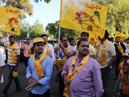 పచ్చ చొక్కా వేసుకోలేదని...టిడిపి కార్యకర్తల నుంచి ఫైన్ వసూలు...ఎక్కడంటే