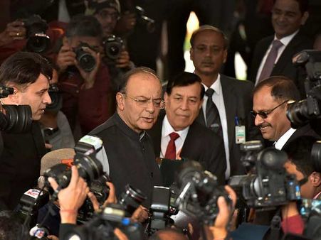 ఉద్యోగులకు షాక్: ఆదాయ పన్నుపై వేతన జీవులకు ఊరటనివ్వని జైట్లీ