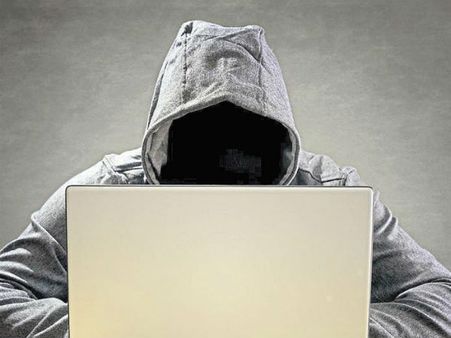 మహిళకు లైంగిక వేధింపులు, కాల్‌గర్ల్ అంటూ మార్ఫింగ్ చేసిన నగ్న ఫొటోలు.. ఫేస్‌బుక్, వాట్సాప్‌లలో...