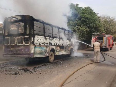 అలహాబాద్‌లో లా విద్యార్థిని కొట్టి చంపారు: వీధుల్లోకి విద్యార్థులు, బస్సు దగ్ధం