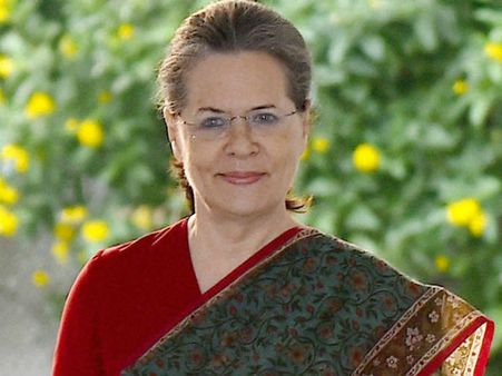 సోనియా గాంధీకి అస్వస్థత: సిమ్లా నుంచి ఢిల్లీ ఆస్పత్రికి తరలింపు